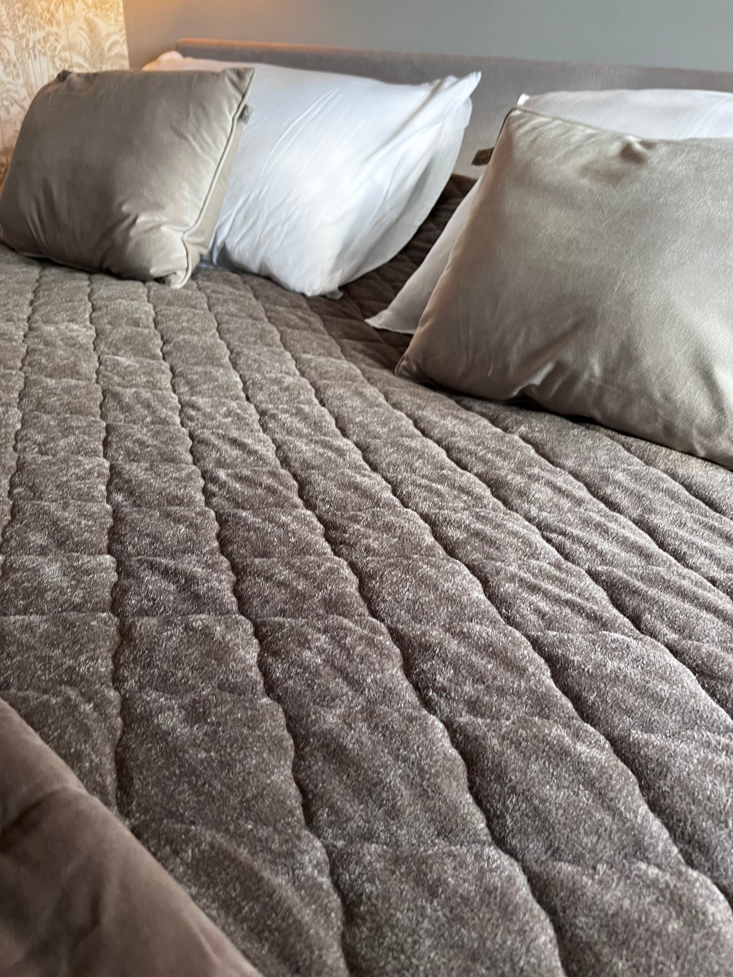 Bedsprei 220cmx220cm taupe